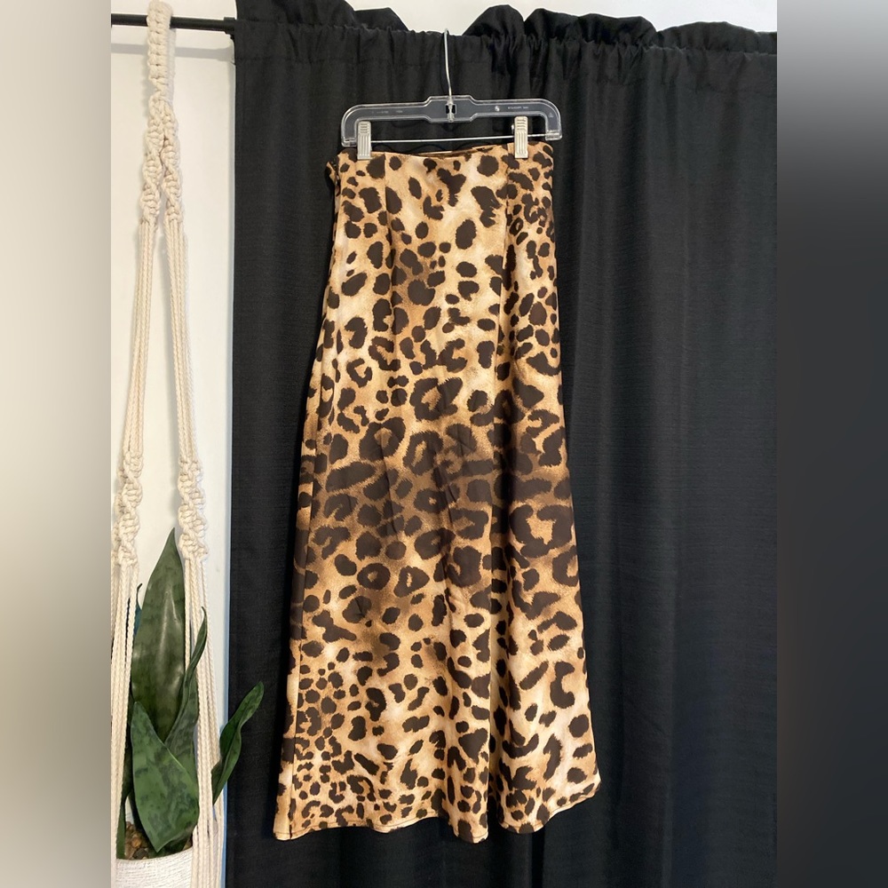 Forever 21 leopard print midi skirt. Silk material. Size small.